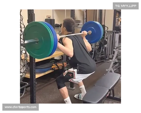 老将周鹏郭艾伦体测负重深蹲满分