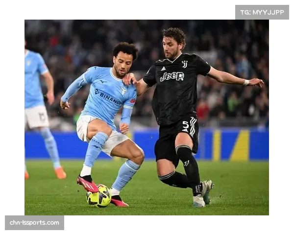 特写：拉齐奥中场核心因转换失误被换下，场边与教练激烈交流